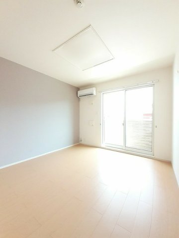 居室・リビング　内装は落ち着いています