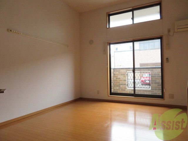 居室・リビング　１０帖もある広々リビングルームがこちらです。