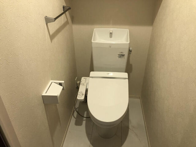 トイレ　Ｂ１０１　温水洗浄暖房便座