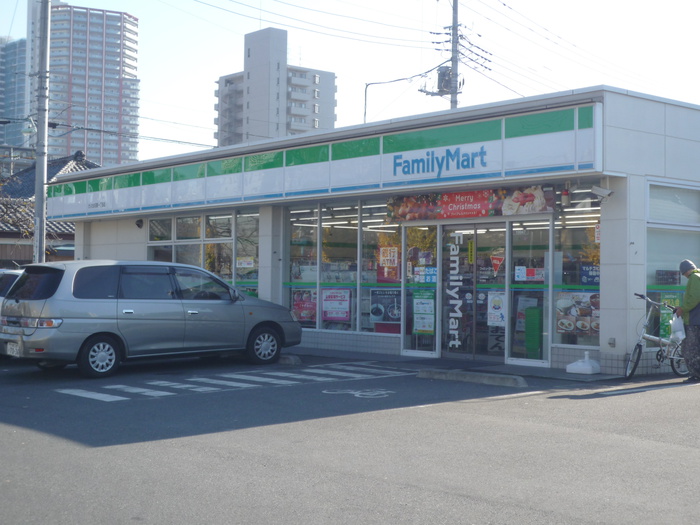 コンビニ　ファミリーマート（コンビニ）まで676m