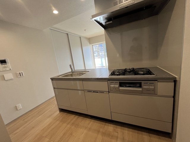 キッチン　システムキッチン（3口ガスコンロ・グリル付）