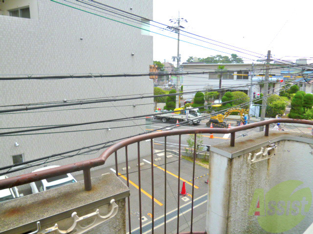 バルコニー　窓を開けて壁だとちょっとさびしい感じがしますもんね。