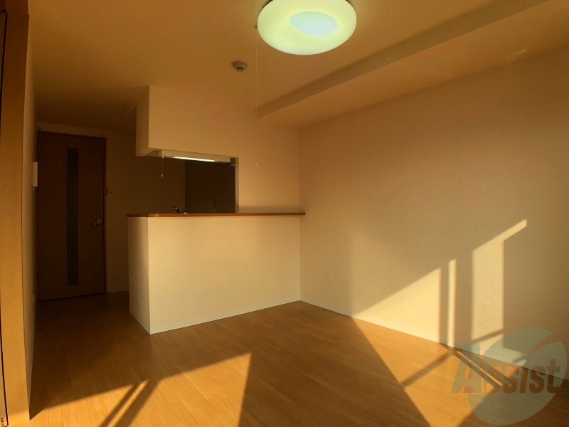 居室・リビング　木目のフローリングは落ち着きのある印象のお部屋になりますね。