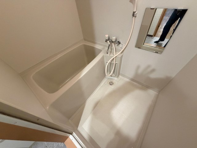 バス・シャワールーム　白を基調としたバスルーム