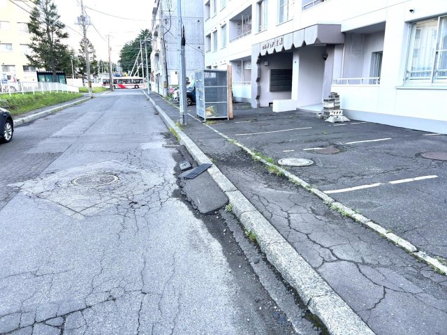 駐車場　駐車場はマンション裏側にもあります