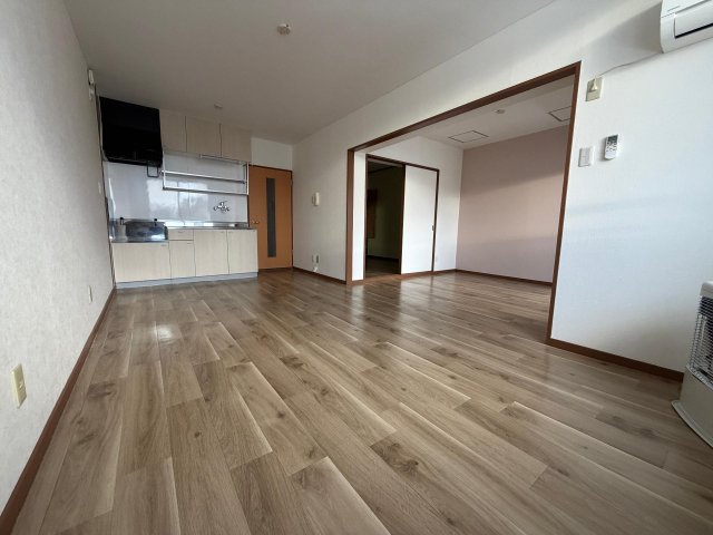 居室・リビング　床と壁は張り替えたばかりです