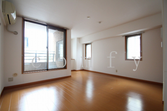 居室・リビング　２面採光の明るい洋室