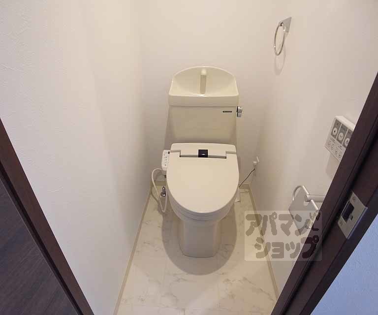 トイレ　ウォシュレット付き。