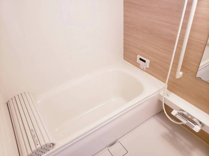 バス・シャワールーム　1坪タイプのお風呂で足をゆったり伸ばせますよ