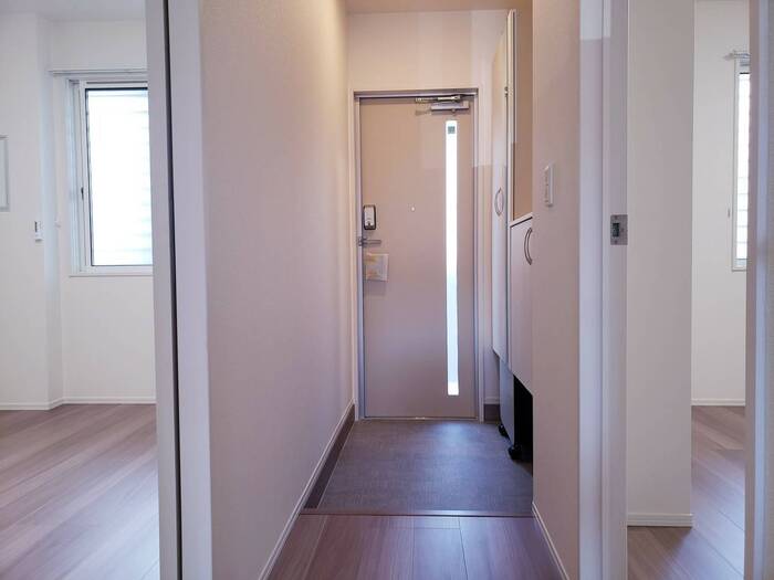 玄関　収納たっぷりの下駄箱付