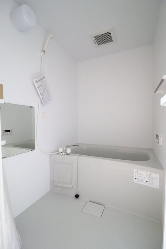 バス・シャワールーム　清潔感のあるバスルームです。