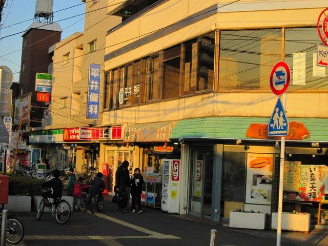 コンビニ　ファミリーマート（コンビニ）まで20m