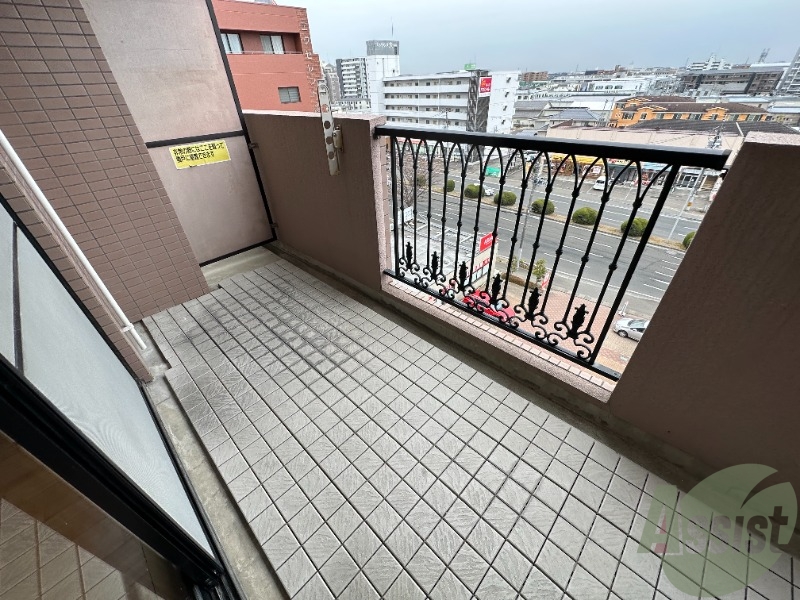 バルコニー　広めのバルコニーです。洗濯物がたくさん干せそうです。