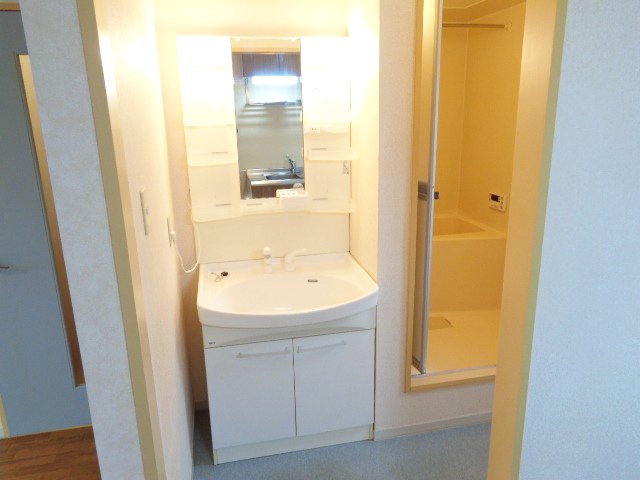 洗面設備　スペースが確保できる洗面所です