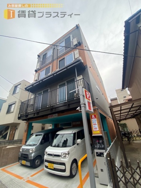 建物外観　暖色系の落ち着いたデザインです。