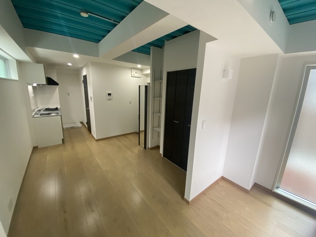 居室・リビング　天井のライトブルーがアクセントに。