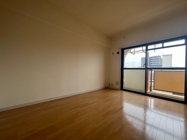 居室・リビング　同物件、別号室のものです。