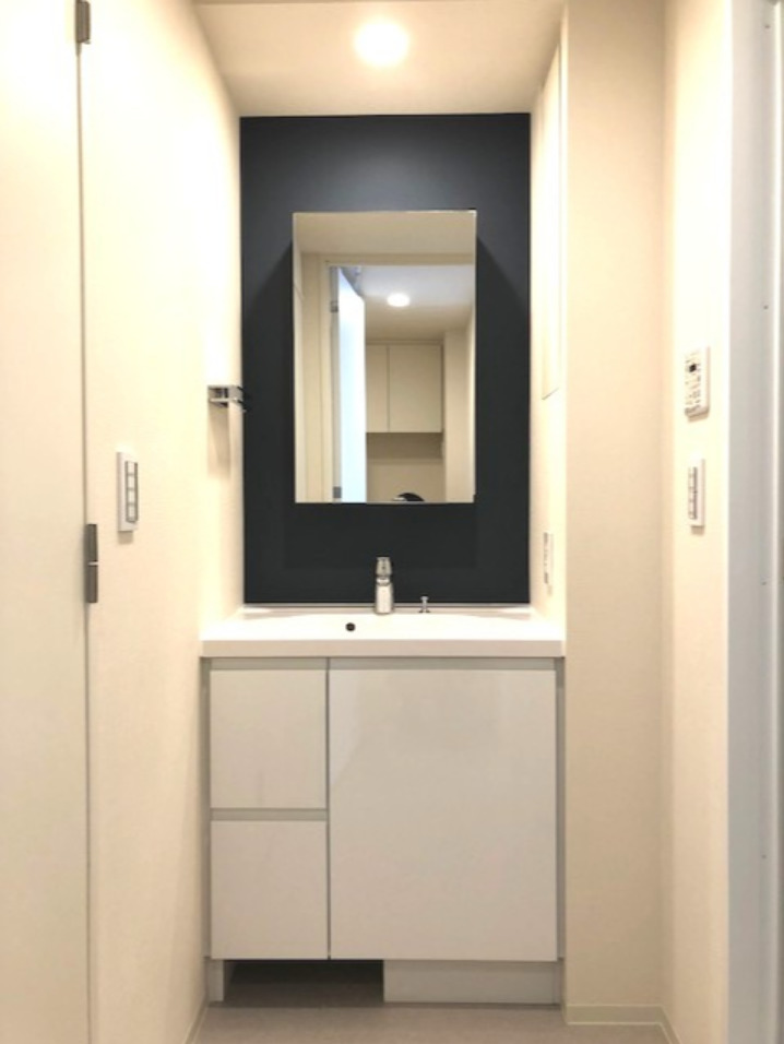 洗面設備　体重計ストックが下にある独立洗面台