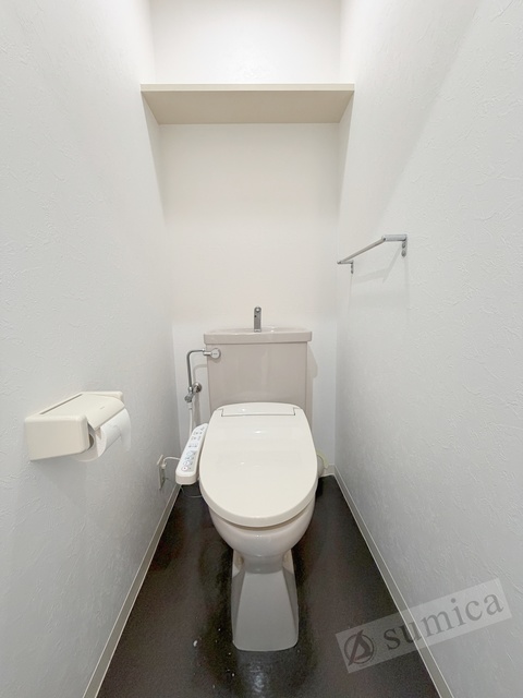 トイレ　人気アイテムの温水洗浄便座。清潔感のあるトイレです。