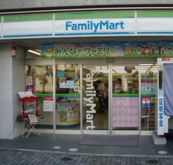 コンビニ　ファミリーマート初台駅北口店（コンビニ）まで208m