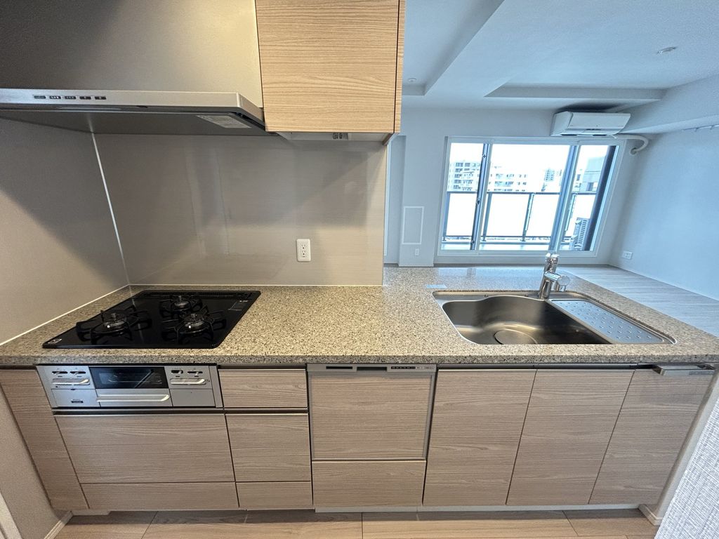 キッチン　使い勝手がいいカウンタータイプのシステムキッチン