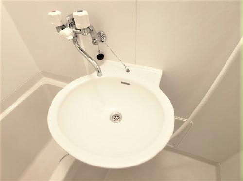 洗面設備　白を基調とした清潔な洗面台