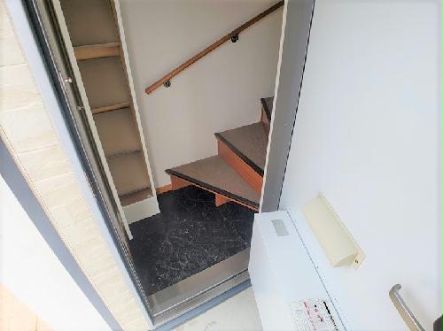 玄関　玄関横にシューズボックスついてます