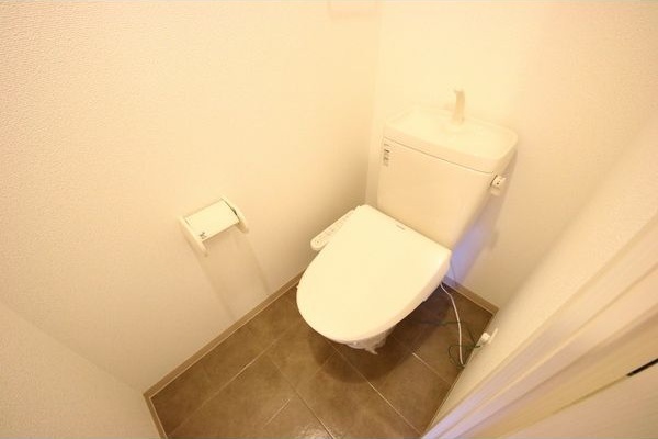 トイレ　落ち着いた色調のトイレ