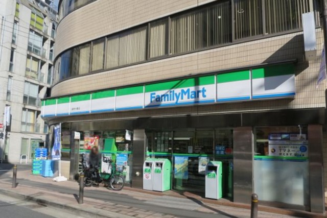 コンビニ　ファミリーマート麻布十番店（コンビニ）まで56m