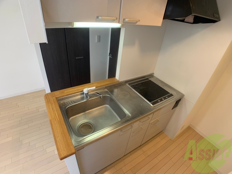 キッチン　ＩＨシステムキッチンです。お手入れも楽々ですね。