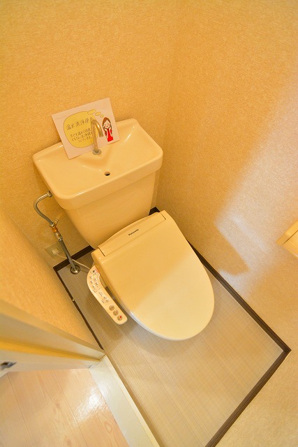 トイレ　温水洗浄暖房便座付のトイレです。