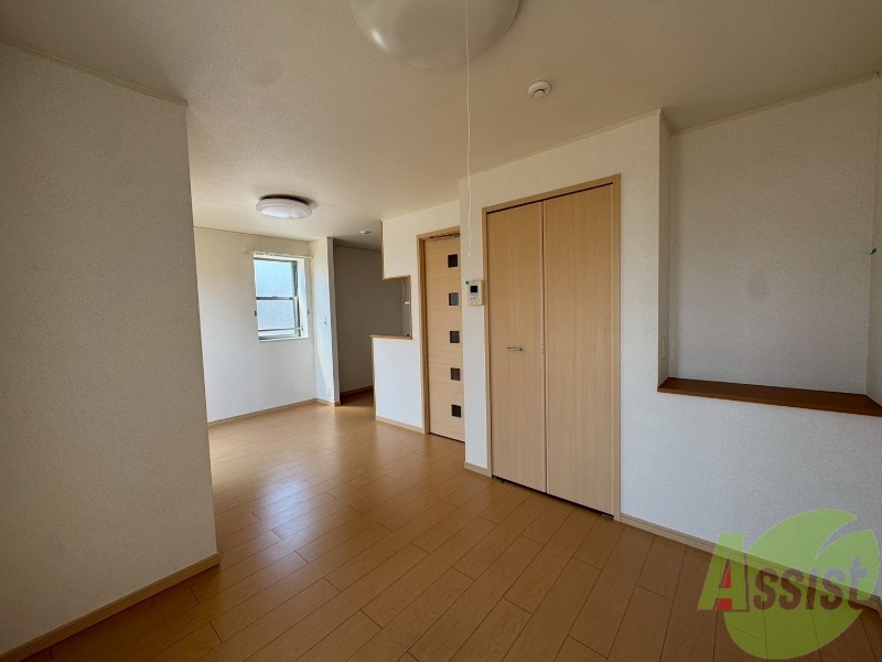 居室・リビング　広くきれいなリビングは明るい光も良く差します。