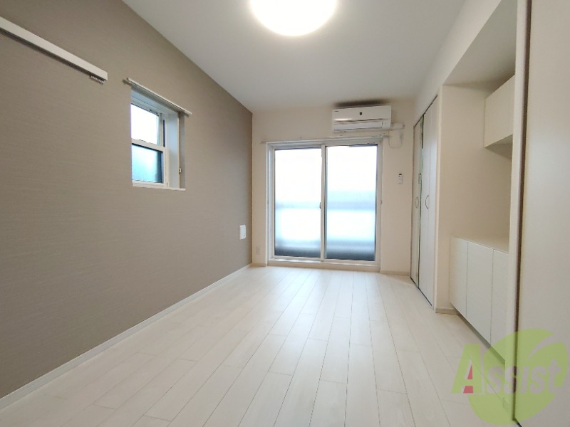 居室・リビング　広くきれいなリビングは明るい光も良く差します。