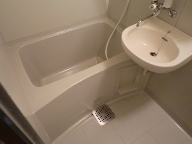 バス・シャワールーム　バスルームです。