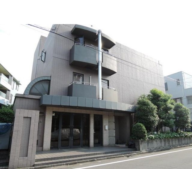 建物外観　３階建ての賃貸マンション