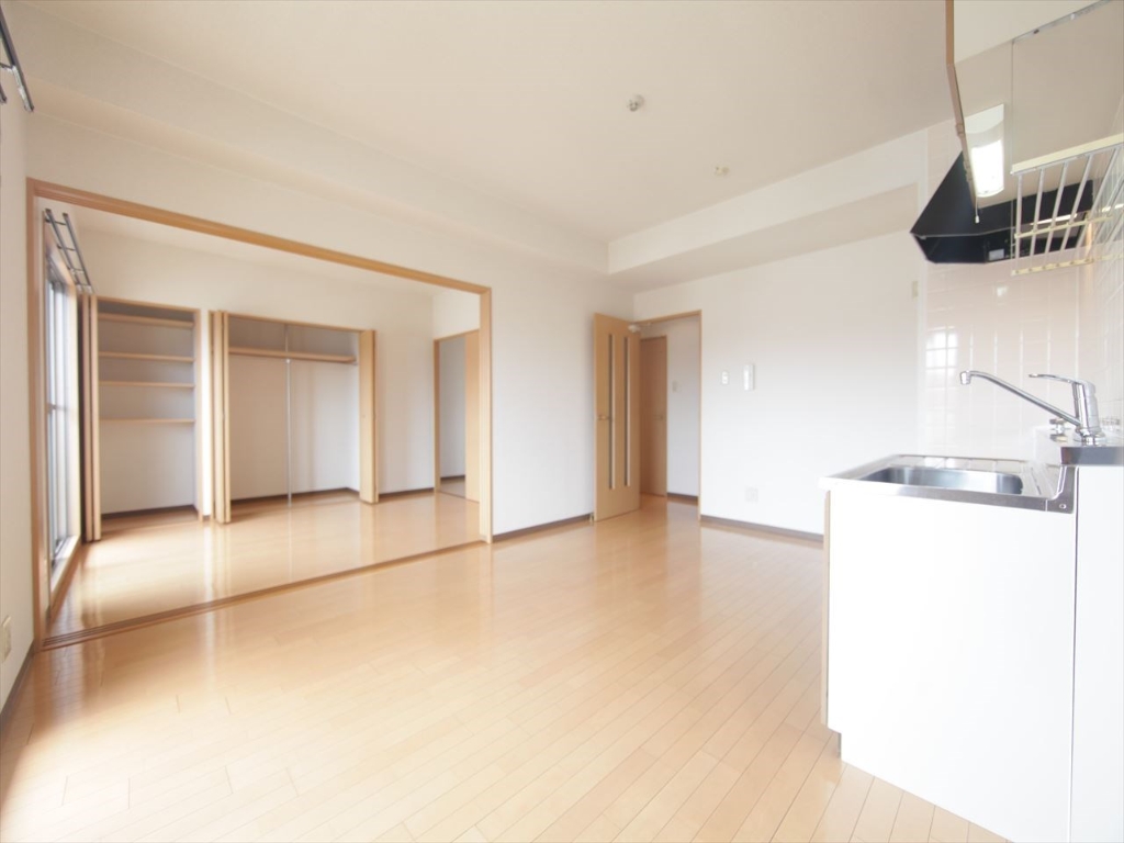 居室・リビング　ＬＤＫ10.4帖　洋室6帖　つなげても仕切っても使えます