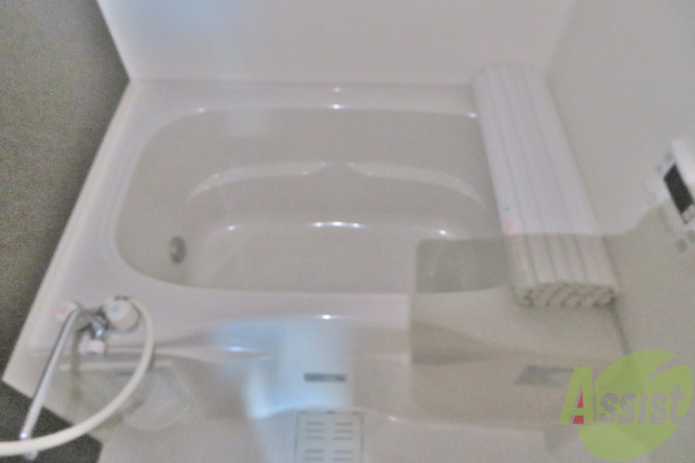 バス・シャワールーム　洋室は浴室乾燥機と給湯器付きで嬉しいですね。