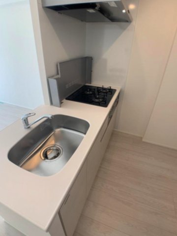 キッチン　グリル付ガス3口システムカウンターキッチン、瀟洒でお手入れ楽