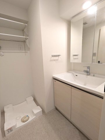 洗面設備　トイレと独立した洗面脱衣室です、2面鏡・ハンドシャワー付の洗