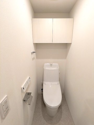 トイレ　洗面室と独立した温水洗浄便座です