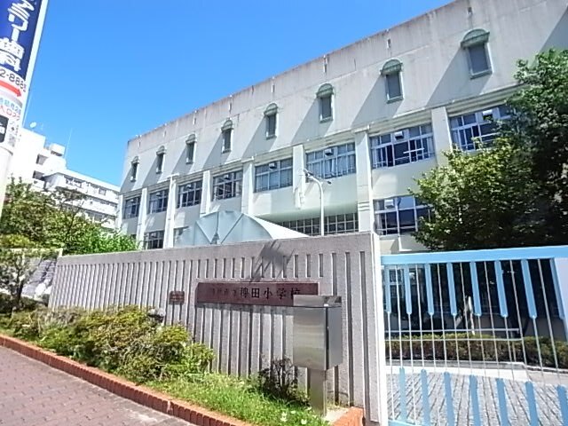 小学校　神戸市立稗田小学校（小学校）まで591m