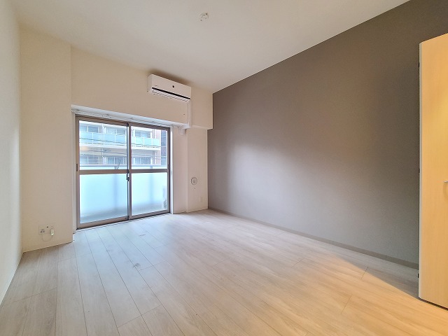 居室・リビング　★天井高・洋室８．８帖の居室です。★