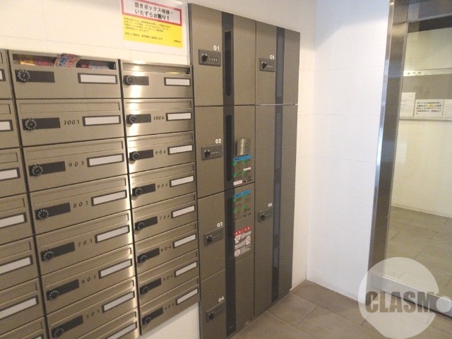 エントランス　留守中の荷物の受取は宅配ＢＯＸで♪