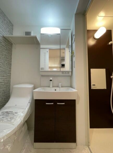 洗面設備　独立洗面化粧台が付いています