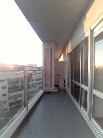 バルコニー　同間取り反転タイプの室内写真を参考に掲載しています