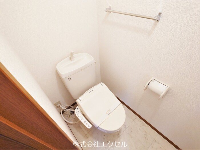 トイレ　温水洗浄便座です。