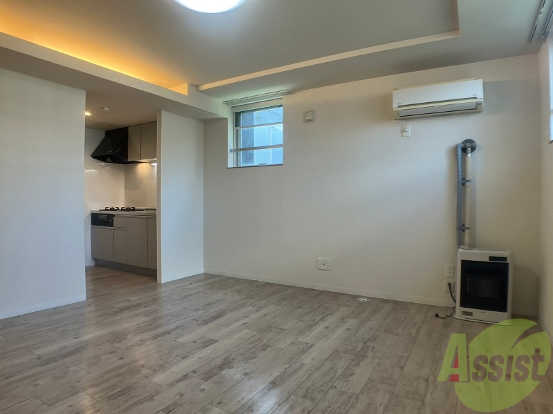 居室・リビング　木目のフローリングは落ち着きのある印象のお部屋になりますね。