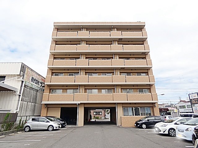 建物外観　外観：駐車場より
