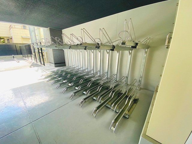 その他共有部分　屋根付きの駐輪場です。