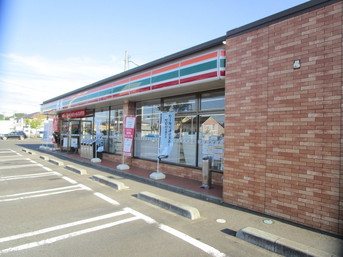 コンビニ　セブンイレブン（コンビニ）まで740m